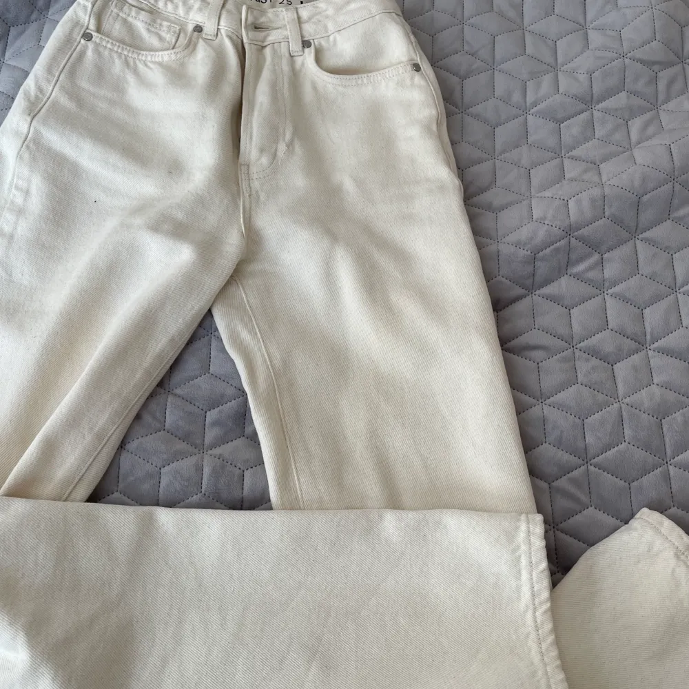 Gräddvita jeans från bik bok, ”never Denim”. Stl 25 i midjan och längd 30. Mycket bra skick! Köparen står för frakten! . Jeans & Byxor.