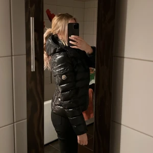 Moncler jacka bady - Säljer nu min älskade moncler jacka i modellen bady! Köpte begagnad av min kusin för lite mer än ett år sedan och har använts mycket nu i vintras. Storlek 2 som passar perfekt på mig som är en S. OBS!Kan byta rakt av mot en svart moncler väst!