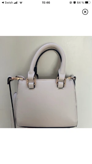 Mini väska - Liten hand/axelremsväska från lindex, endast använd en gång, längd: 15cm, höjd: 13cm, bredd: 6.5cm