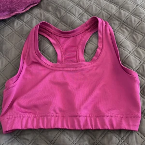 Träningstopp  - En topp som är lila och väldigt skön att ha på sig. Är i jätte fint skick 