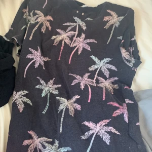 Tröja  - Tröja hm, pris kan diskuteras 