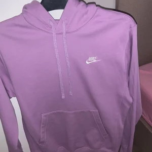 Nike hoodie  - Hej , en bra kvalite Nike hoodie knappast använd som jag vuxit ur