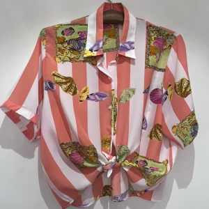 Skjorta  - Superfin och unik kortärmad skjorta ä.