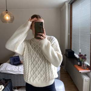 Stickad tröja som är köpt i Köpenhamn. Det står storlek xxl men den är som en xs-s!!
