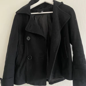 Kappa - Svart kort kappa, bara använd några gånger💗 buda!!