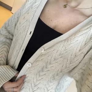 Stickad tröja från NA-KD - En så mysig kofta som jag använder för lite :/ (det står L på den men jag är storlek S och använder istället som lite oversize)