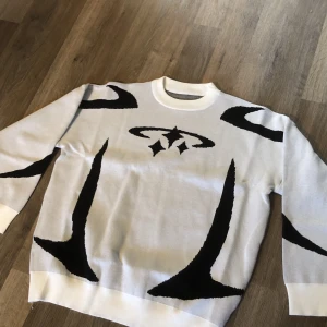 Vit stickad tröja - Hejhej! Säljer nu denna snygga och sköna sweatshirt. Endast använd ett fåtal gånger. Pris kan även diskuteras! Hör gärna av dig vid intresse 😊