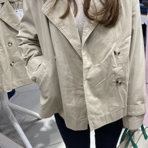 KORT TRENCHCOAT SMALL - Säljer den här fina trenchcoat från Monki i storlek SMALL, den här fortfarande prislappen och är NY! Testade den hemma bara 🥰❤️ Den är slutsåld överallt. Säljer den till högsta bud (från 650kr)