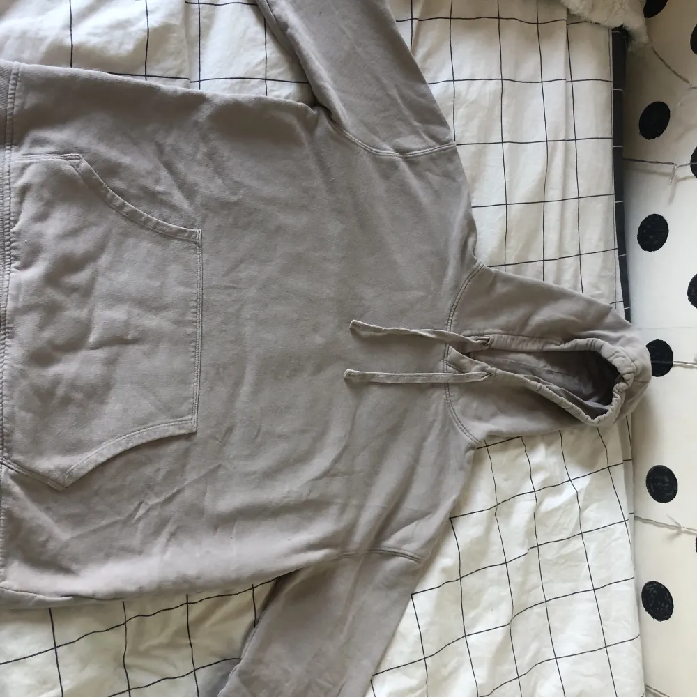 Säljer denna beiga hoodie från cubus i storlek M för att den inte kommer till användnig och är för stor. Den är i bra skick och använd ett par gånger.. Hoodies.