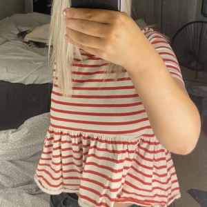 Röd och vit randig Zara tröja - Nu säljer jag min Zara tröja för att jag inte har användning för den. Jag tycker själv att den är jättefin! 