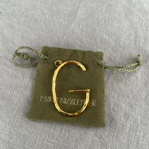 Maria Nilsdotter  - Super snyggt Maria Nilsdotter berlock. Det är ett stort G och det är helt nyköpt. Jag har skrivit fel i annonsen och den ligger på 700kr