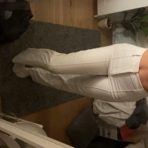 Vita kostymbyxor  - Kramar kroppen så fint, väl använda med en liten liten fläck.