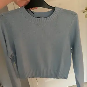 Priset går att diskutera.💞Den här ljusblåa stickade tröjan är köpt på H&M för ungefär 2 månader sedan. Har aldrig använts, då när jagform hem insåg att jag redan hade en nästan identisk hemma. Sedan inte blivit färdig till att lämna tillbaka tröjan💕 