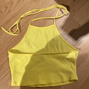 Topp  - Gul lite topp och säljer för den är förstå på mig 
