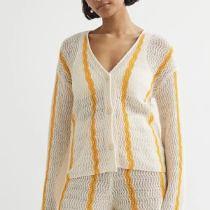 Söker H&M stickad cardigan och shorts  - Jag söker det stickade setet med shorts och kofta från HM som bilden visar. Storlek S eller M