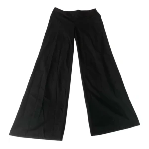 Lågmidjade kostymbyxor - Så snygga lågmidjade kostymbyxor i storlek 34. Byxorna har ingen gylf utan istället dragkedja på sidan. Innerbenslängd: 69 cm Midja: ca 35cm rakt över FLER BYXOR PÅ MIN SIDA! 💕