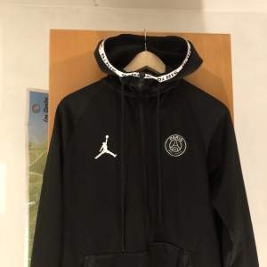 Ett sällsynt psgxjordan tracksuit på perfekt skick med storlek M-L  