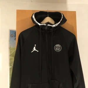 PSG tracksuit  - Ett sällsynt psgxjordan tracksuit på perfekt skick med storlek M-L  