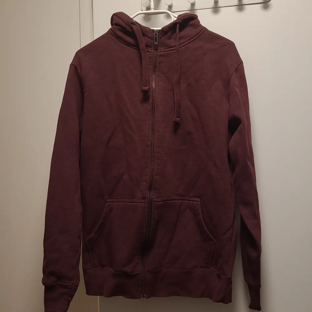 Size M barely used and in good condition red hoodie. Length 68cm. Feel free to contact us in Swedish or English. . Hoodies.
