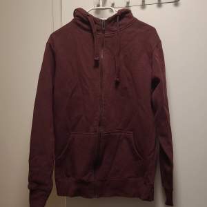 Size M barely used and in good condition red hoodie. Length 68cm. Feel free to contact us in Swedish or English. 
