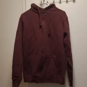 Size M barely used and in good condition red hoodie. Length 68cm. Feel free to contact us in Swedish or English. 