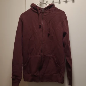 Red smog hoodie - Size M barely used and in good condition red hoodie. Length 68cm. Feel free to contact us in Swedish or English. 