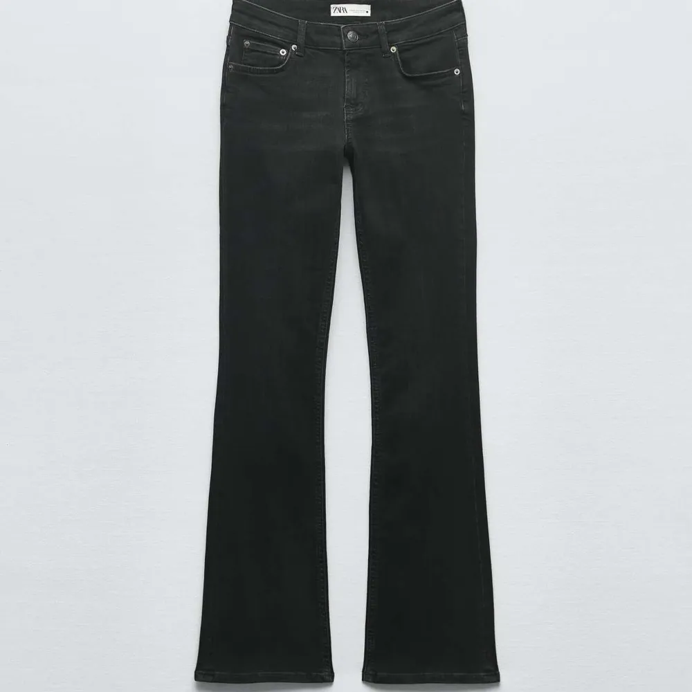 zara jeans bootcut lowwaist. helt nyinköpta endast prövade. i storlek 34 men passar 36 också🤍. Jeans & Byxor.