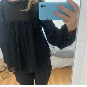Svart blus - Svart blus från zara🙌 stolek xs. Bra skick, säljer för 200kr 🤩🥳