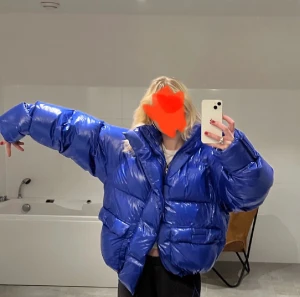 Koboltblå pufferjacka blå - Köpte den här på Plick men den passade tyvärr inte mig så säljer den vidare, nypriset var 3000kr och jag säljer den för 1000kr 