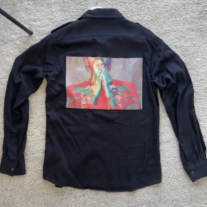 Limitato skjorta Medium - Knappt använd då den är för liten för mig, köpt för 3000