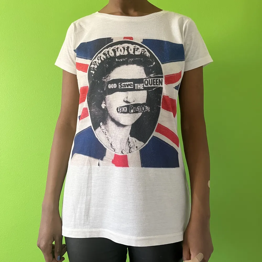 Band tröja köpt i london, använd men utan defekter. Storlek smal och fin kvalite. Trycket är på sex pistols album god save the Queen.. T-shirts.