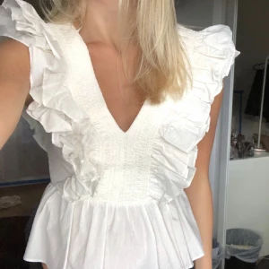 Blus  - Säljer denna skit fina blus från hm men den är slutsåld ❤️