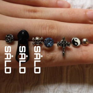Diverse örhängen - Diverse örhängen, de på första bilden är i par, de på andra bilden är singel. 35kr styck. Majoriteten var från Glitter. Kan skickas som brev. 