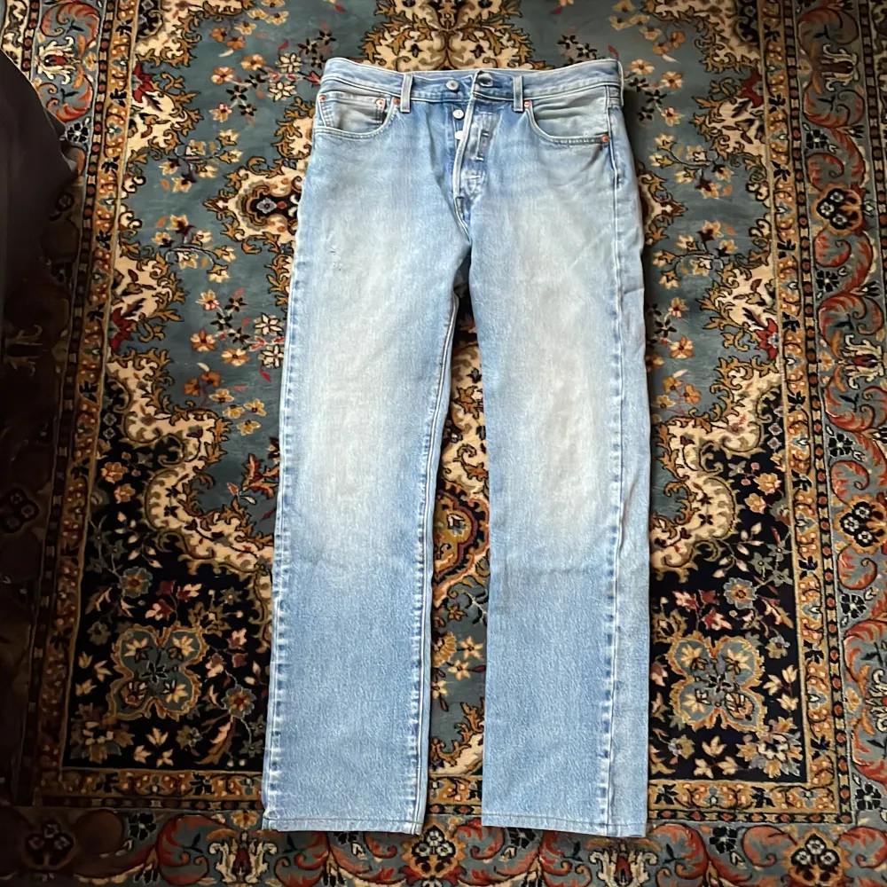 Köpta på selphy med tro att de va L 34 på dom men jeansen va klippta vilket gjorde dom för korta. Skulle säga att dom mer är W32 L32. Jeans & Byxor.