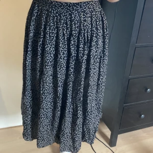 Svart långkjol - Lång kjol med mönster 