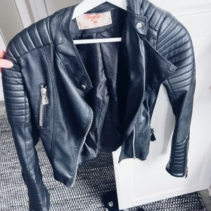 Skinnjacka  - Skinnjacka i väldigt bra skick. Säljer för att den inte kommer till användning🤩