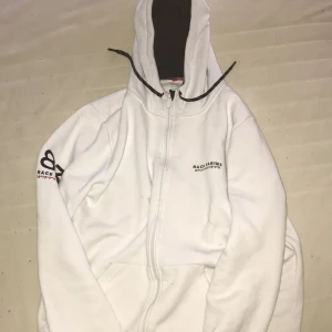 Aldrig använd race marine hoodie - Köpt för cirka 600kr. Skick 10/10 då jag aldrig har användt den för att den är för stor.