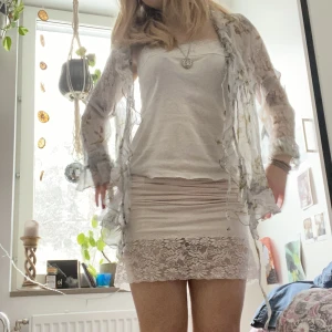 Mesh kofta - Så fin somrig mesh kofta i blått 