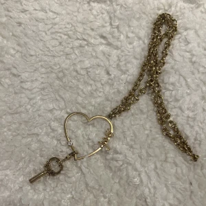 Halsband från Juicy Couture - Sååå coolt och unikt halsband från Juicy Couture!! 