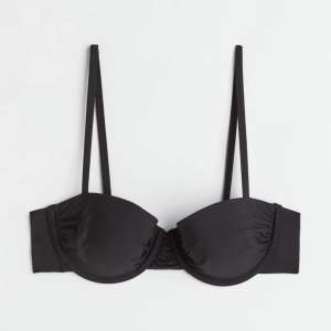 Bikinitopp från H&M som är oanvänd med prislappar på i storlek 70B, skriv för egna bilder❤️