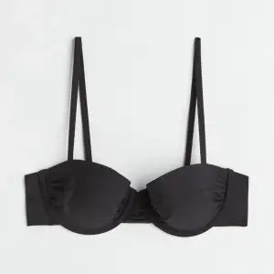 Bikinitopp från H&M som är oanvänd med prislappar på i storlek 70B, skriv för egna bilder❤️
