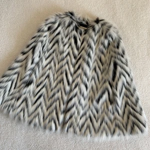 MICHAEL KORS FUR CAPE - Intressekoll för den här galet fina capen från Michael Kors. Endast kommit till användning en gång. Säljs på Vestiaire Collective för 1500kr. Storlek XS men rymlig och passar upp till M. Nyskick, men ”öglan” som man knäpper vid halsen är lite lös. 🌻