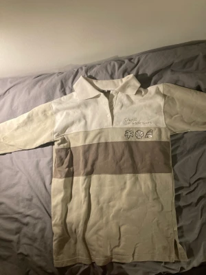 Surf piké (beige) - Beige surf piké köpt second hand men anvönder aldrig längre strorkel 42/44 (Kortare ärmar än vanligt)