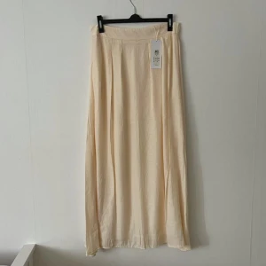 Beige kjol - Lång kjol i färgen beige och storlek M. Köpte för 430kr men säljer nu för 120kr. 💝