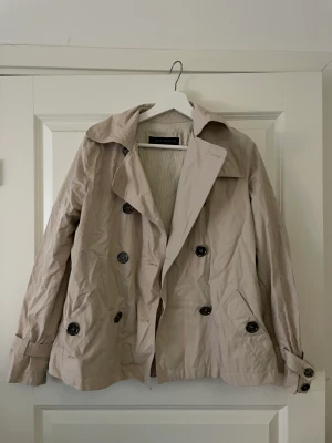 Kort kappa trenchcoat - Jättefin kort trenchcoat från zara! Frakt 66kr<3