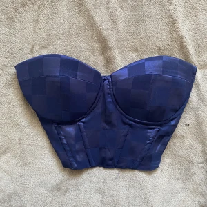 Topp - Säljer denna superfina korsett-topp med knytning i ryggen. 💙