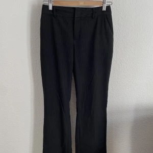 Lågmidjade kostymbyxor - jättefina randiga kostymbyxor från Mexx med utsvängande ben. var lite för stor på mig så hade nog passat 38/40. sköna och snygga till alla säsonger!! längden är perfekt för oss lite längre, tillräckligt långa för mig som är 172 ♡ skriv med frågor :))