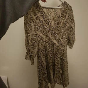 Sommar klänning  - En tunnare klänning som funkar både som fin klänning eller strand klänning Värde 450kr Säljs för 200kr