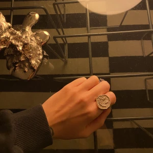 Smiley-ring och smileyhalsband - Jättefin ring och matchande halsband i äkta silver. Ringen är size 7 och är lite tillplattad i själva cirkeln men inget som stör! Nypris cirka 1700 för båda, säljer båda för 800 eller 450 styck