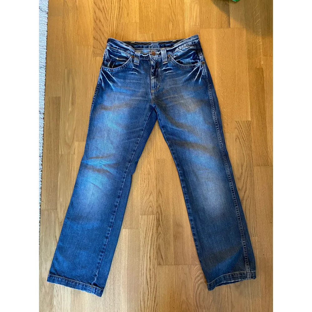 Fina lågmidjade wrangler jeans köpta på vinted, bra skick. Aldrig använda av mig, endast testade! Lagom långa på mig som är 168 :) frakt tillkommer! skriv vid frågor<3. Jeans & Byxor.